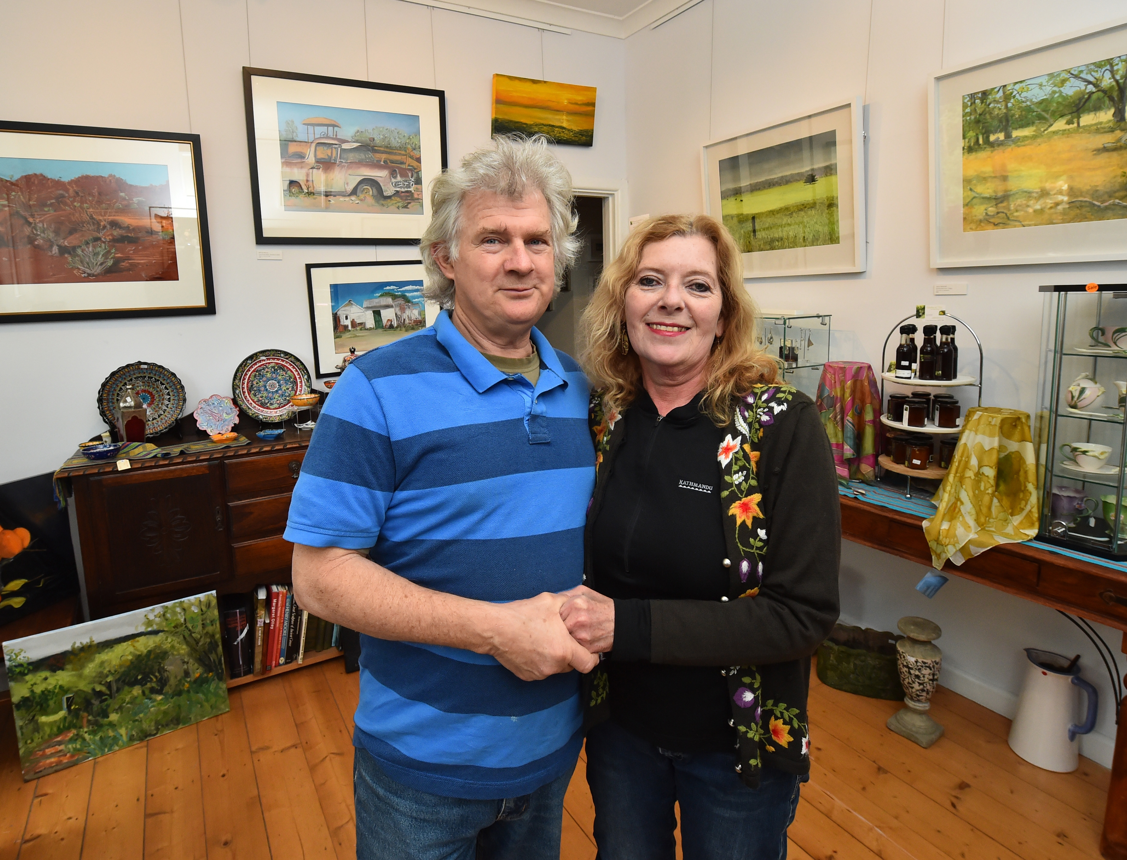 Artists Jenni and Merv Mitchell on the move